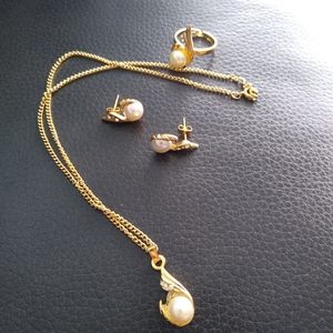 NWOT three piece jewelery set